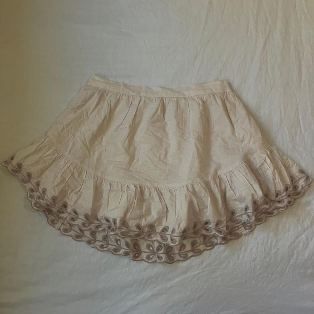American Eagle Light Pink tiered Mini skirt w/ tan embroidered trim
Size: M
NWT